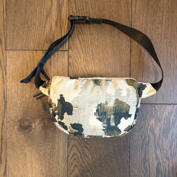 Quilted Print Sling Bag - NWT - Picture 6 of 6